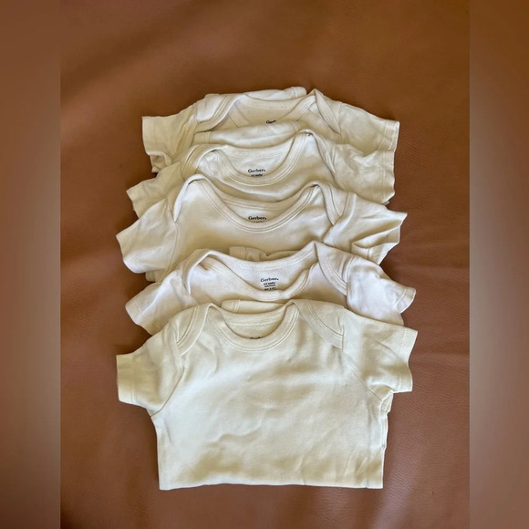 Gerber  baby boy neutral bodysuit bundle and Zara shorts - Picture 6 of 16